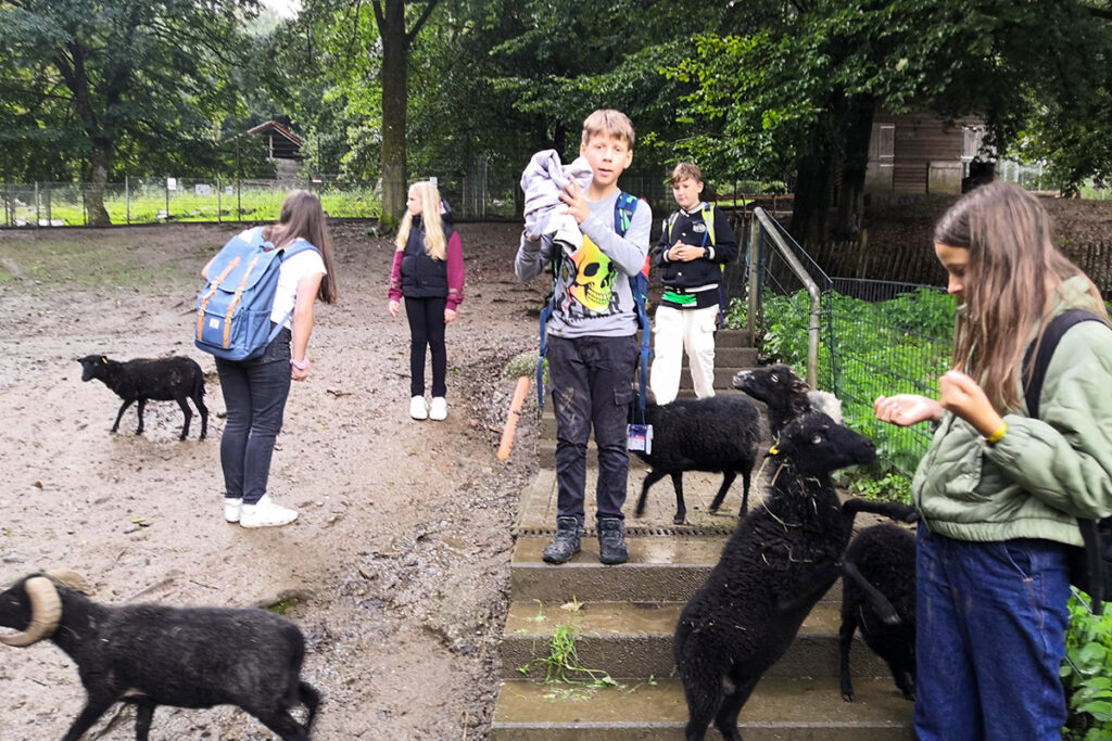 ... besuchte den Schwarzwaldzoo in Waldkirch. Dort wurden Tiere beobachtet, ...