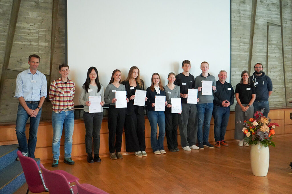 Dr. Peter Itzen, Dr. Stefanie Hardung, SIA-Absolventinnen und Absolventen; Daniel Schenk, BBQ, Tanja Walker, Leiterin der Oberstufe, Philipp Kaiser, Lehrer für Chemie (von links)