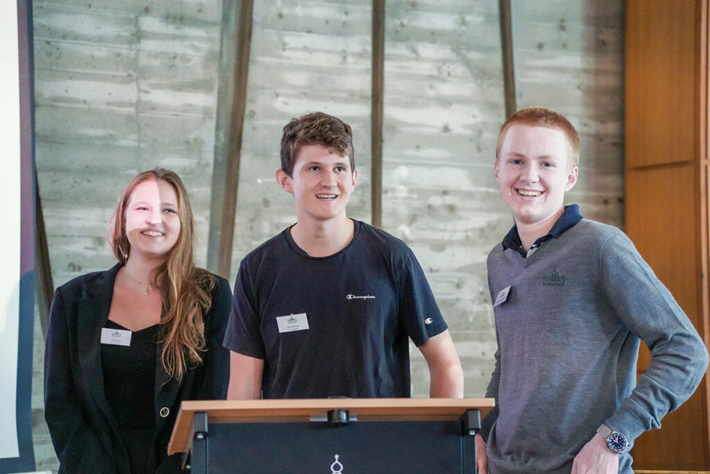 Lea, Jan und Maximilian stellen ihr Projekt bei der Firma Mesa Parts vo.