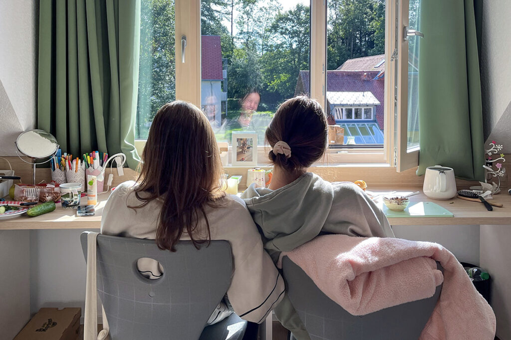 Die neuen Bewohnerinnen im Hahnhaus genossen das Sonntagsfrühstück in der Sonne.