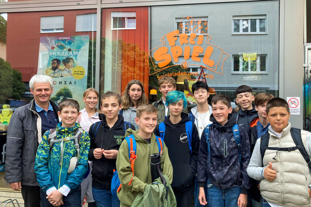 Die 8er wurden in ein Spielcafé nach Freiburg gelotst. Hier durften sie sich nach Herzenslust Spiele testen.