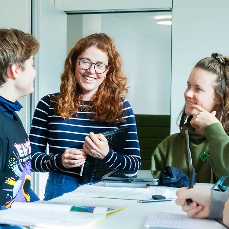 Schüler des Internat Birklehof bei der Gruppenarbeit in Kleingruppe zum Thema Was ist ein Internat