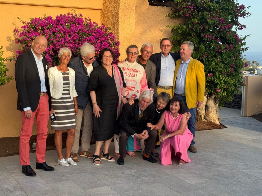 v.l.n.r. stehend: Dalli von Saurma, Alexandra Dinges-Dierig, Hajo Baun, Gabriele von Schweinichen, Marcie von Lambsdorff, Michael Dinges, Jaxa von Schweinichen, Pedi Grathwol v.l.n.r. kauernd: Jörg Heberer, Charlotte Volke, Roby Beucker-Torres (Geburtstagskind)