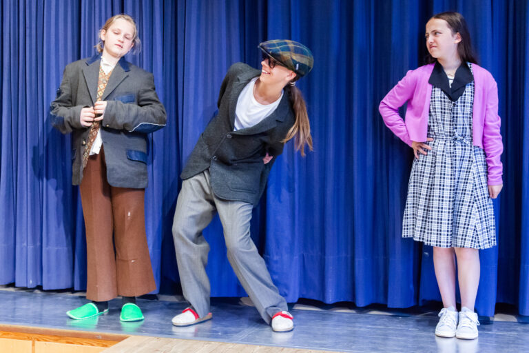 Theaterstück "Charlie und die Schokoladenfabrik" der Klasse 6
