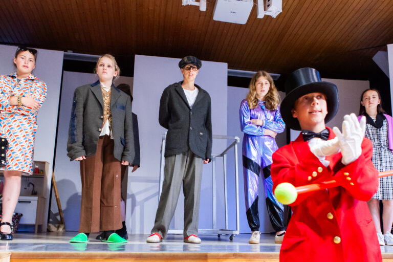 Theaterstück "Charlie und die Schokoladenfabrik" der Klasse 6