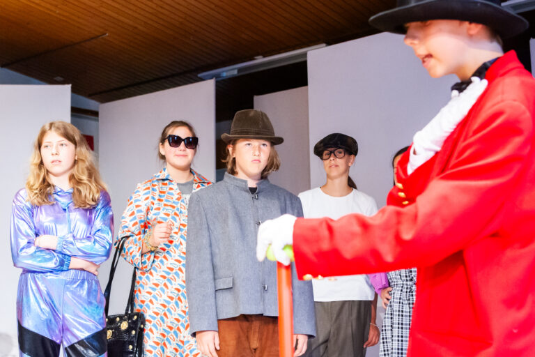 Theaterstück "Charlie und die Schokoladenfabrik" der Klasse 6