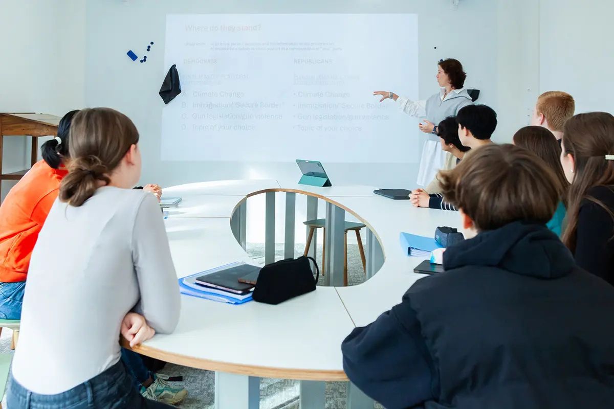aufbaugymnasium-der-alternative-weg-zum-abitur Schüler im Unterricht am Internat Birklehof zum Thema Aufbaugymnasium: Der alternative Weg zum Abitur
