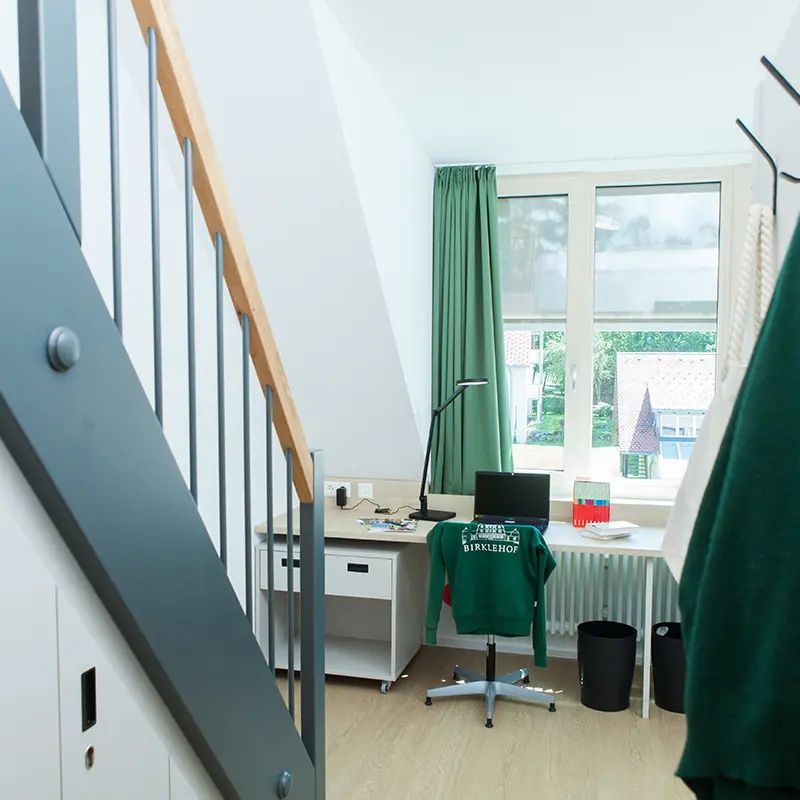 Schreibtisch im Internat Wohnheim zum Thema Internat ab 5. Klasse