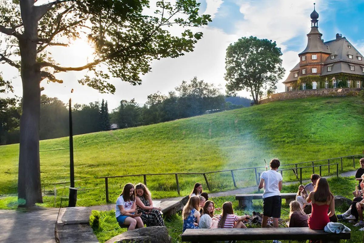 Schüler am Lagerfeuer. Im Hintergrund Internat Birklehof zum Thema Internat ab 5. Klasse