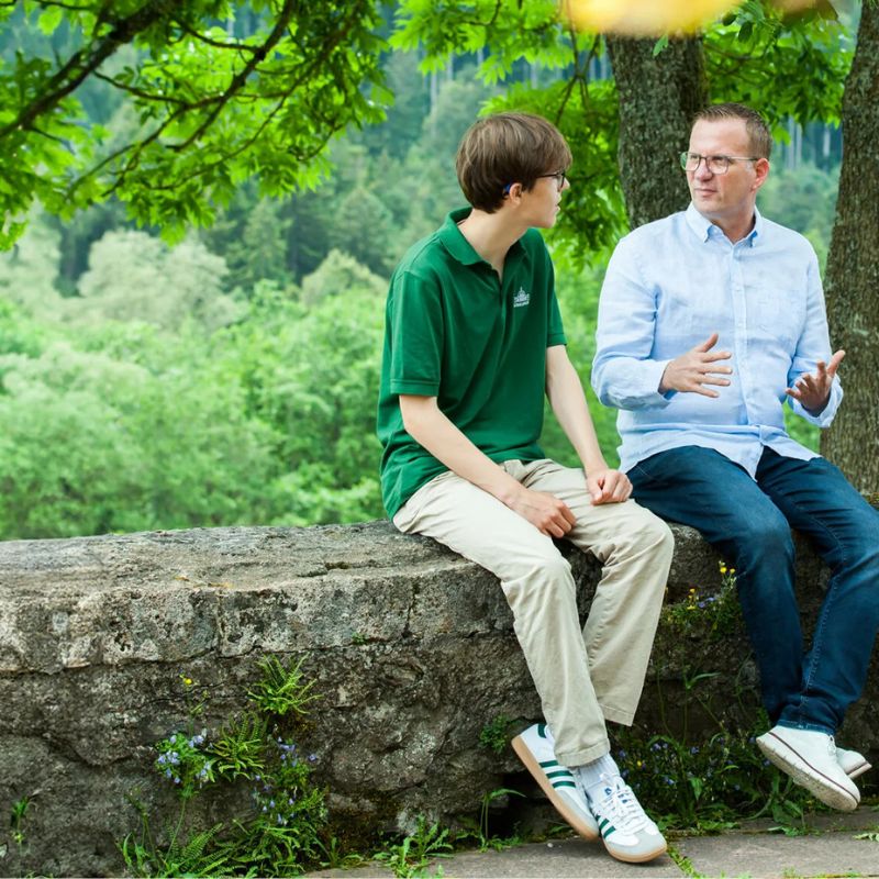 Birklehof Lehrer und Schüler im Gespräch in der Natur zum Thema Internat Baden-Wuerttemberg-Sueddeutschland