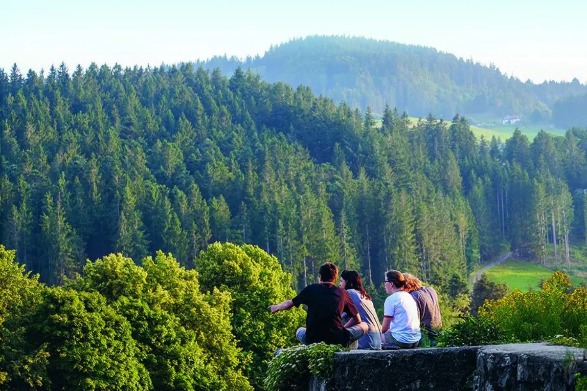 Schüler vom Internat Birklehof mit dem Ausblick in den Schwarzwald zum Thema Internat Baden-Württemberg - Süddeutschland