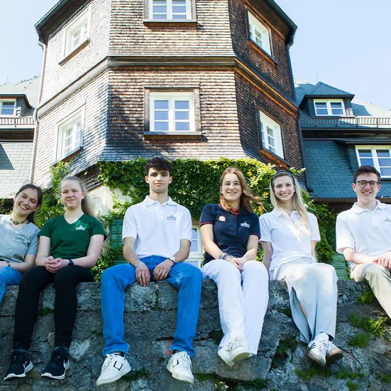 Gruppe Schüler vor dem Internatsgebäude zum Thema Internat Stipendien