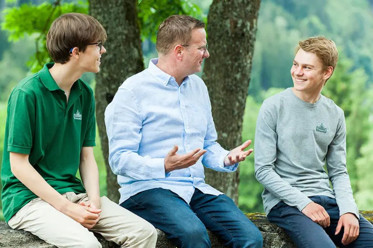 Schüler mit Lehrer im Gespräch zum Thema Internat Stipendien