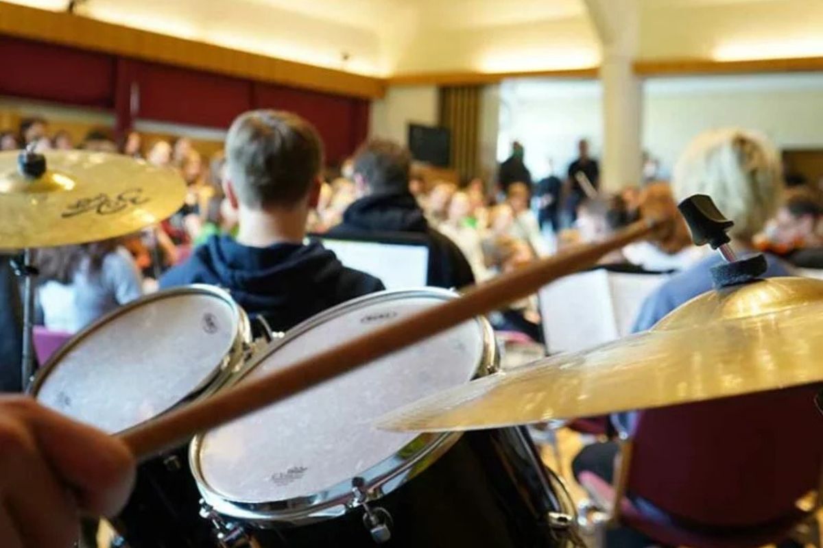 Schüler Musikinternat Birklehof bei einem Konzert mit Schlagzeug im Fordergrund