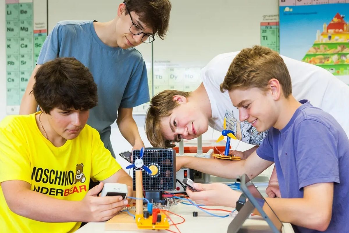 Schülergruppe beim Technik-Experiment zum Thema MINT am Birklehof