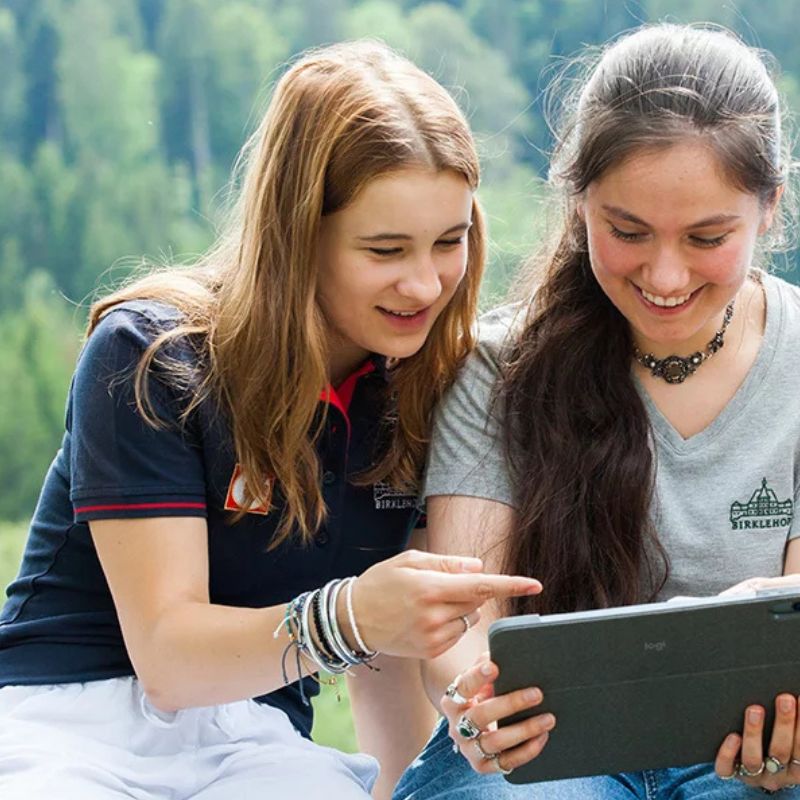 Zwei Schülerinnen beim Lernen im Freien zum Thema