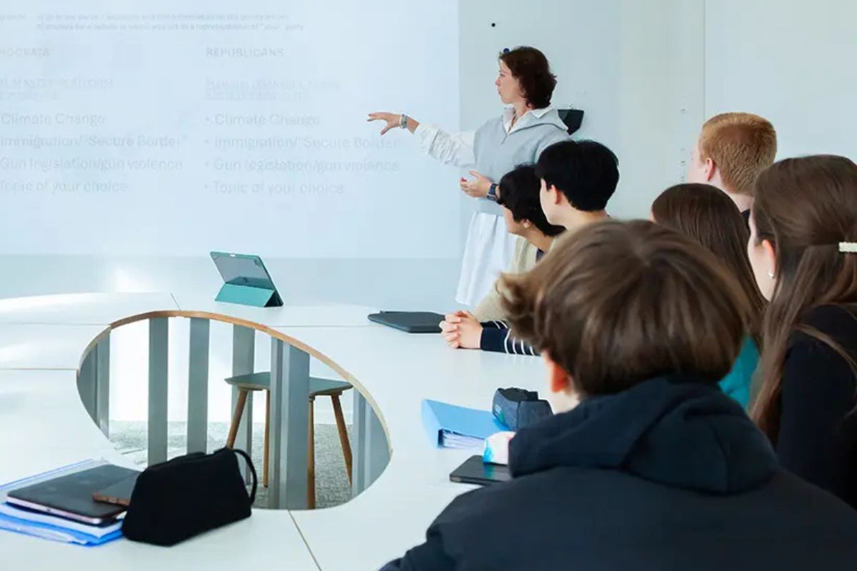 Schüler im Unterricht zum Thema Handyverbot an Schulen - Medienkompetenz stärken am Internat Birklehof