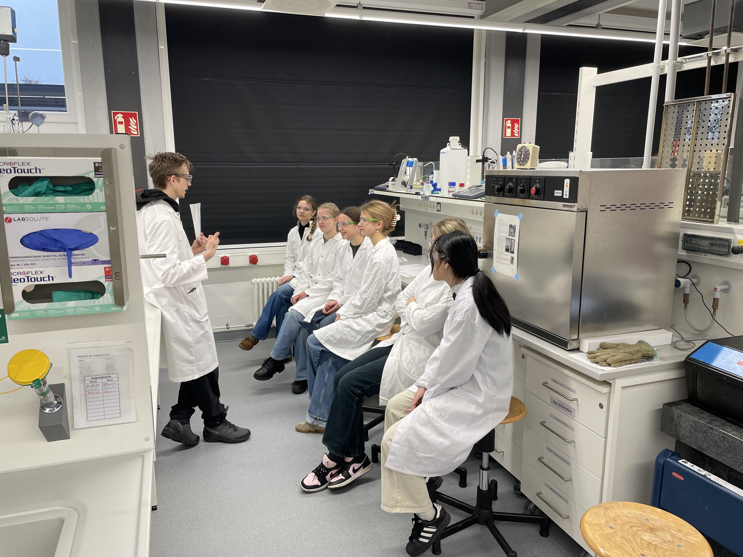 Einblicke in die physikalische Chemie – Leistungskurse zu Besuch im ChemLÄB