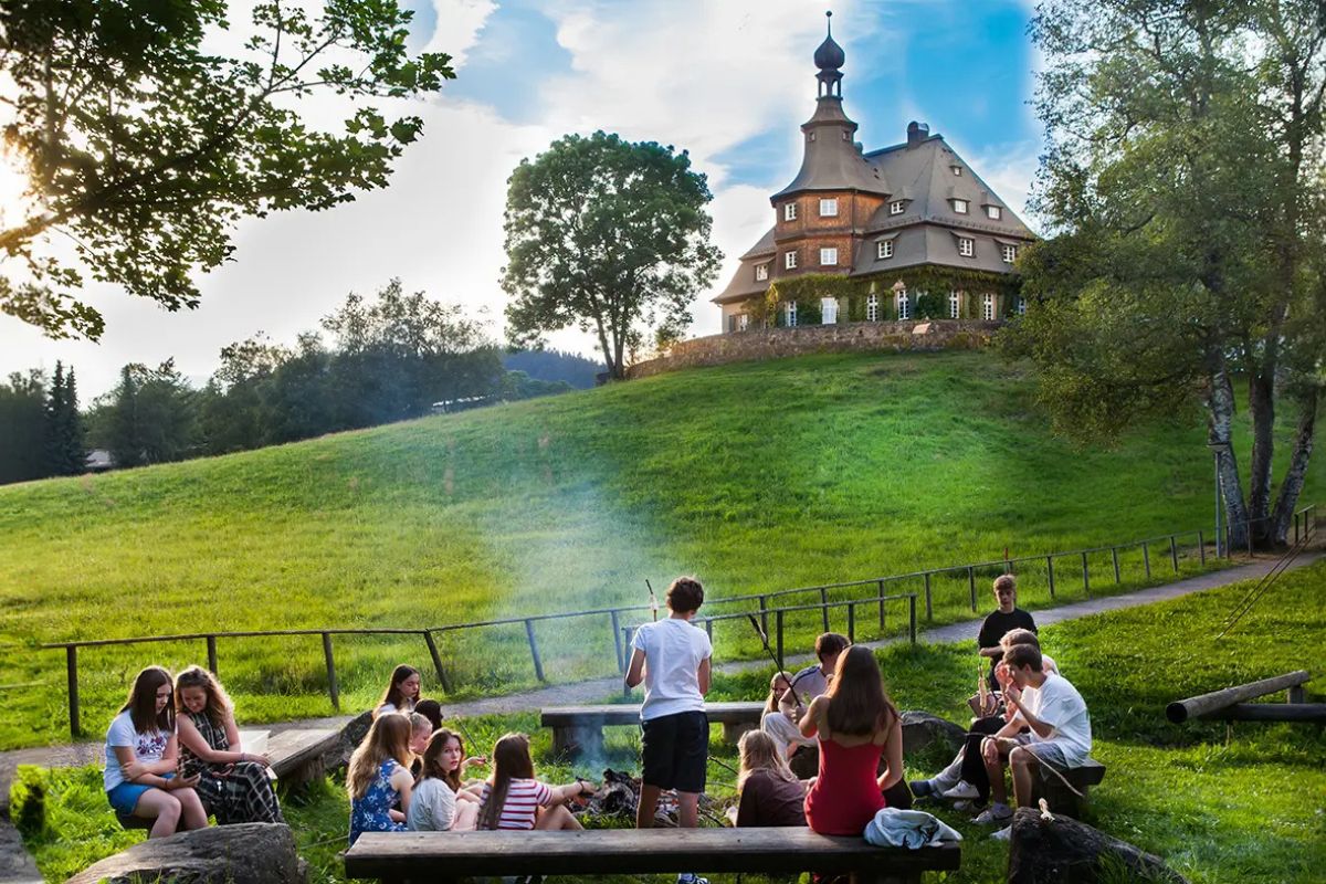 Schüler beim Lagerfeuer auf dem Schulgelände zum Thema Ganztagsschule Birklehof