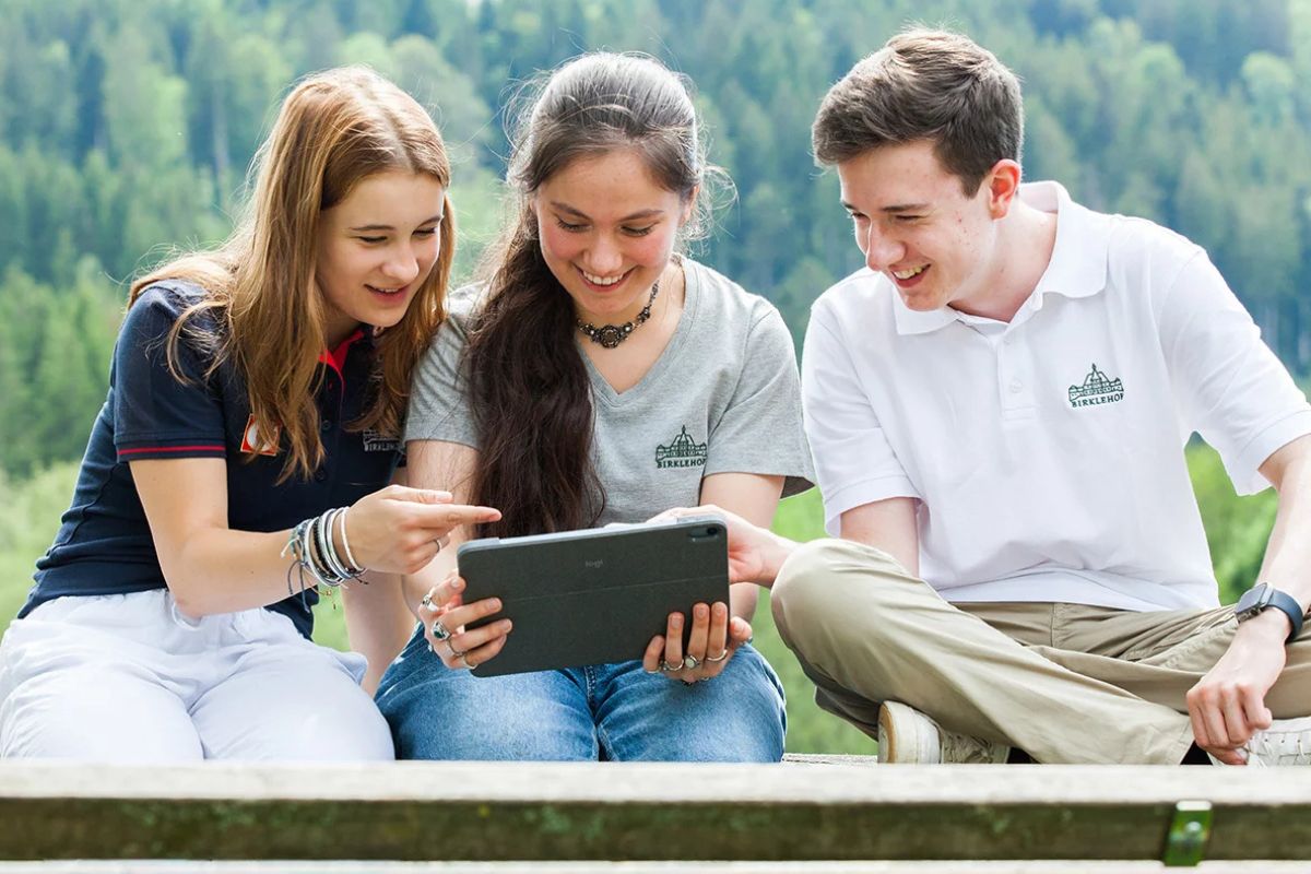 Birklehof-Schüler beim Lernen mit einem Tablet zum Thema Motivation zum Lernen bei Kindern