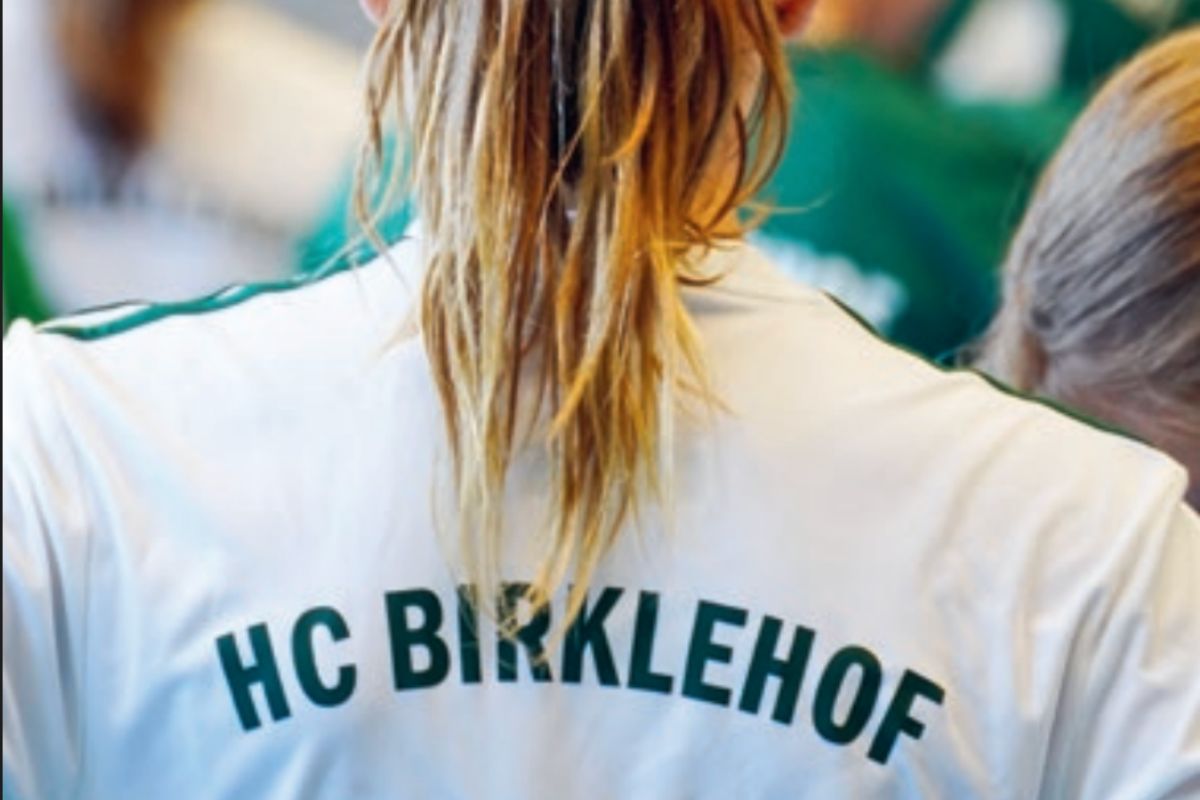 Hockey-Spielerin von hinten mit Birklehof-Trikot zum Thema Hockey Internat Deutschland