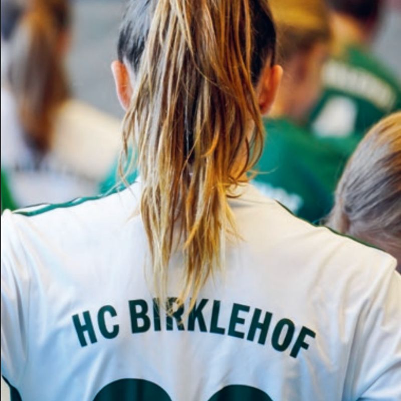 Hockey-Spielerin von hinten mit Birklehof-Trikot