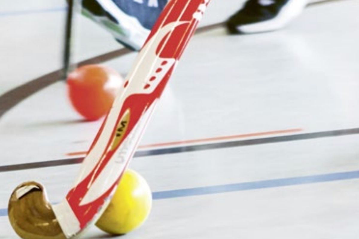 Nahaufnahme Hockey-Schläger und Ball zum Thema Sport im Internat