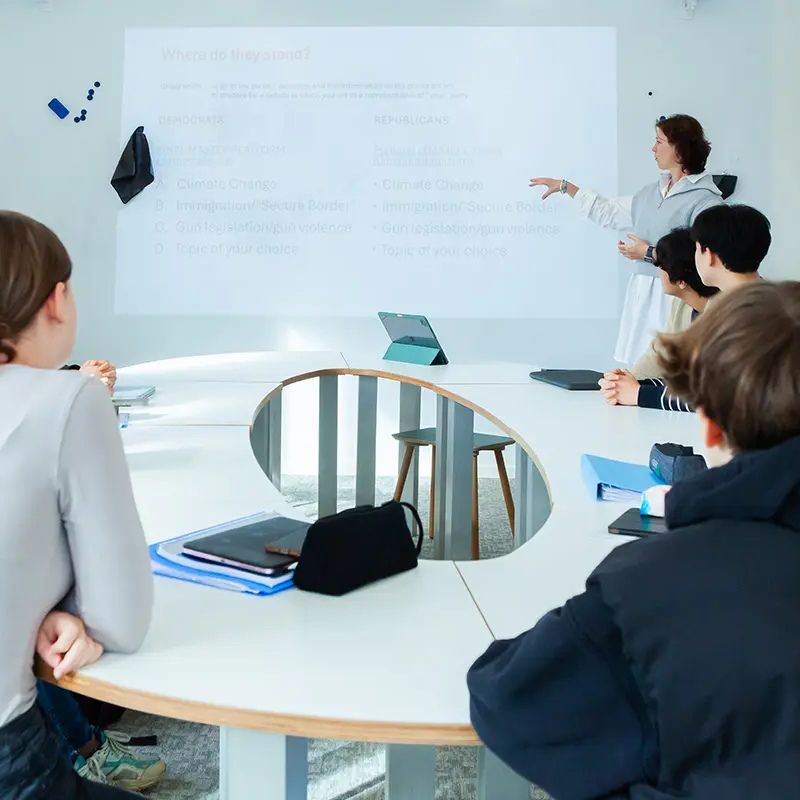 schüler beim Unterricht zum Thema Was eine Internatsschule ausmacht und worauf Familien achten sollten
