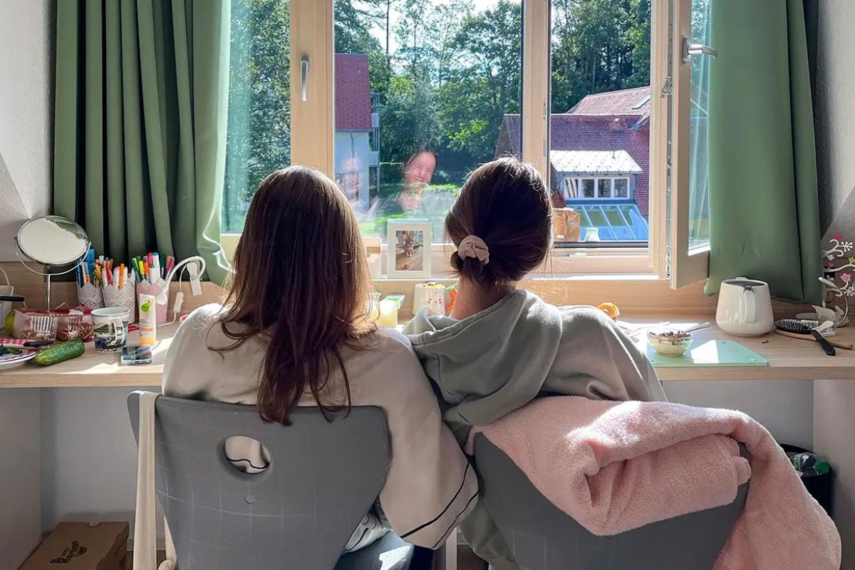 Zwei Schülerinnen in ihrem Zimmer zum Thema Was eine Internatsschule ausmacht und worauf Familien achten sollten